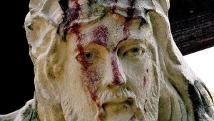 Czerwone ślady na twarzy posągu Chrystusa/fot. Darek Delmanowicz