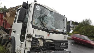 Uszkodzony tył autobusu miejskiego, w który uderzyła ciężarówka wypełniona gruzem/fot. A. Warżawa