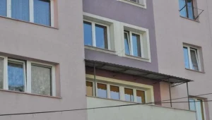 Chłopiec wypadł z drugiego piętra bloku