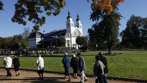 Wierni przed dzisiejszą uroczystością, fot. A. Reszko