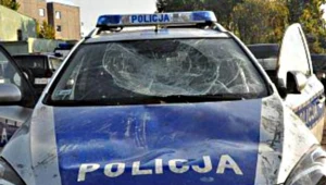 Jeden ze zniszczonych radiwozów / fot. materiały policji