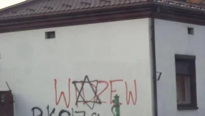 Strażnicy miejscy złapali wandali, którzy niszczyli m.in. elewację budynku/fot. J. Dąbrowska