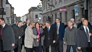 Prezydent Bronisław Komorowski (C z prawej) z żoną Anną w Zamościu / fot. W. Pacewicz