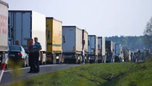 Około 45 km mierzy korek tirów, który powstał na drodze krajowej nr 8/fot. Mikolaj Zacharow