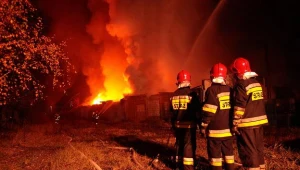 Strażacy walczą z pożarem w Zakładzie Utylizacji Odpadów w Czempiniu/fot. Tomasz Wojtasik