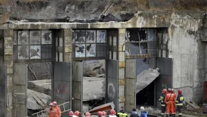 Ratownicy i strażacy przeszukują teren dawnego magazynu, w którym zawalił się strop/fot. A . Warżawa