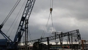 Usuwanie zniszczonych cystern/fot. A. Piedziewicz