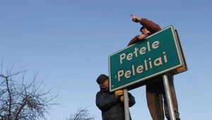 Montaż nowych tablic/fot. Artur Reszko