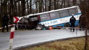 W zderzeniu autobusu i cysterny zginęli kierowca i pasażer autobusu/fot. Lech Muszyński