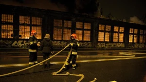 Strażacy gaszą pożar hali produkcyjnej, fot. Adam Warżawa