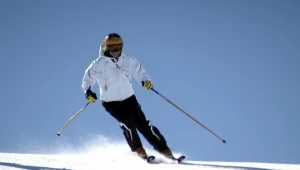 Ratownicy górscy uczą narciarzy bezpiecznych zachowań na stoku