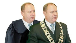 Przewodniczący łączył pracę w samorządzie z funkcją ławnika sądowego.