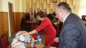 Z okazji uchwalenia budżetu radny częstował obecnych na sesji kuglem/fot.Jolanta Dąbrowska