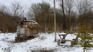 Mężczyzna chciał w prowizorycznych warunkach przetrzymać mroźne noce/fot. Janusz Kucharski