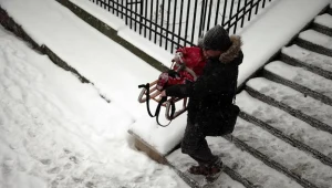Kierowcy  i piesi powinni zachować szczególną ostrożność / fot. Tomasz Gzell
