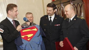 Uhonorowanie strażaka, starszego ogniomistrza Krzysztofa Zahorowskiego/fot. Artur Reszko