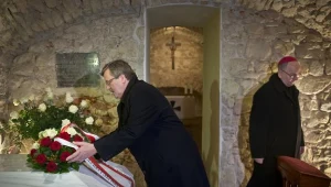 Prezydent Komorowski złożył kwiaty na grobie abp. Życińskiego / fot. Wojciech Pacewicz
