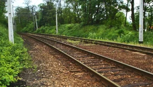 Dwaj mężczyźni postawili na torach betonowy słupek