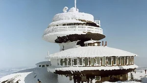 Na Śnieżce śniegu wciąż sporo