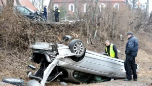 Kierowca jaguara miał szczęście, że wyszedł z tego wypadku tylko poturbowany/fot. Paweł Lachowicz