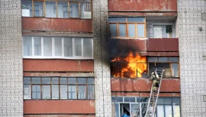 Mieszkanie trzyosobowej rodziny, sąsiadujące z siedzibą straży, doszczętnie spłonęło.