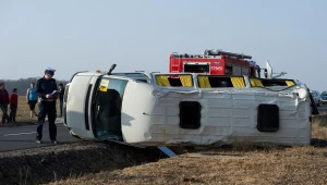 11 osób w szpitalach po wypadku busa w Łódzkiem