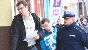 Policjanci prowadzą Kamila M. z rozprawy w sądzie do siedziby komendy policji/fot. Joanna Świetnicka