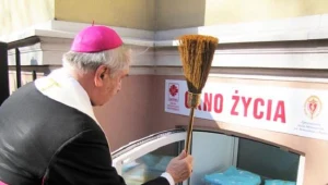 Prymas Polski abp Józef Kowalczyk poświęcił gnieźnieńskie okno życia/ fot. Bernadeta Kruszyk