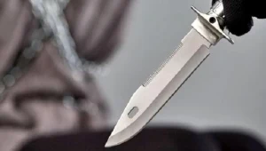 Policja zatrzymała 23-latka, który ugodził nożem swoją 16-letnią dziewczynę