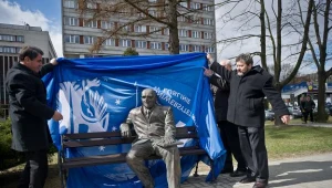 Odsłonięcie ławeczki-rzeźby, przedstawiającej prof. Henryka Raabego/fot. Wojciech Pacewicz