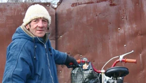 Pan Zygmunt przed bramą do ogódka działkowego/fot. Paweł Płócienniczak