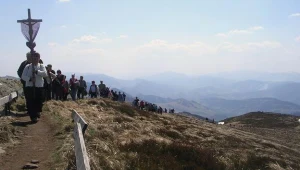 Droga krzyżowa na Tarnicę w Bieszczadach/fot:. Wojciech Zatwarnicki