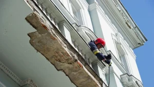 To z tej kamienicy oderwał się kawałek tynku/fot. Grzegorz Michałowski