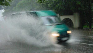 Ulewy w Łódzkiem. Zalane piwnice, rozlewiska na ulicach