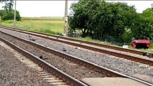 Pociąg relacji Poznań - Bydgoszcz po uderzeniu w stojący na przejeździe samochód/Joanna Świetnicka