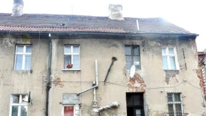 Nieremontowany budynek stanowi zagrożenie dla mieszkańców i przechodniów/fot. Roman Wolek