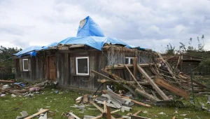 Szacują straty po przejściu trąby powietrznej /fot. Adam Warżawa