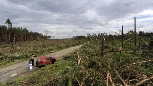 Rodziny, które zostały poszkodowane przez trąbę powietrzną, otrzymały zasiłki/fot. Tytus Żmijewski