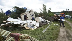 Zniszczone domy i połamane drzewa we wsi Stara Rzeka/fot. Adam Warżawa