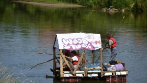Płyną na Woodstock. Tratwą!