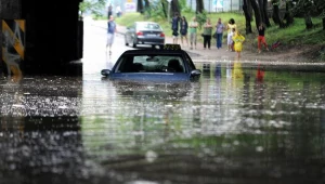 Zatopiony samochód na ul. Piastowskiej w Gdańsku/fot. P. Pędziszewski