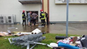 Przed gnieźnieńską galerią, w której zawalił się dach