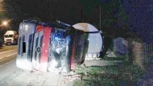 Tir uderzył w płot posesji/fot. KWP w Łodzi