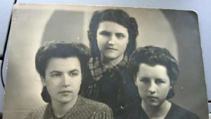 Reprodukcja zdjęcia przedstawiającego najmłodsze siostry Flak. Pani Janina pierwsza od prawej