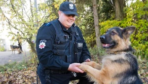 Na zdjęciu mł. asp. Kacper Winkler ze swoim psem /fot. Grzegorz Michałowski