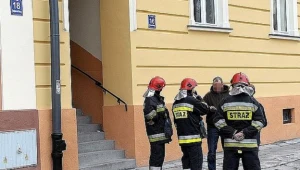 Granat był ukryty w ścianie. Ewakuowano 28 osób