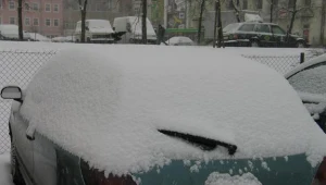 Trudne warunki. Pokrywa śnieżna przy drogach sięga 45 cm