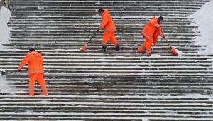 Odśnieżanie schodów po intensywnych opadach śniegu/ fot. Wojciech Pacewicz