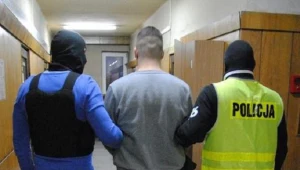Podejrzany o zabójstwo 20-latka z Łodzi (w środku), zatrzymany przez policję