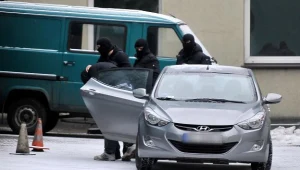 Oskarżony o zabójstwo 20-latka na ulicy Piotrkowskiej Rafał N. w rękach policj/fot. G. Michałowski